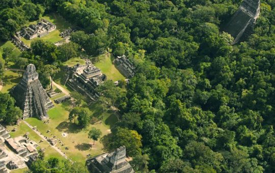 A cidade maia de Tikal estava rodeada de uma complexa rede de vias até então invisíveis| Foto: Wild Blue Media/Channel 4/National Geographic